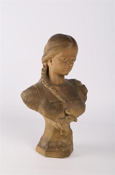 null DROUOT Edouard (1859-1945)
Buste de jeune fille à la natte
Terre cuite patinée
Signée...