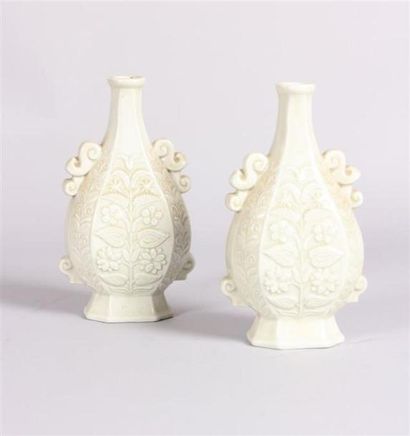 null BUTHAUD René (1886-1986)
Paire de vases piriformes aplatis en porcelaine, à...