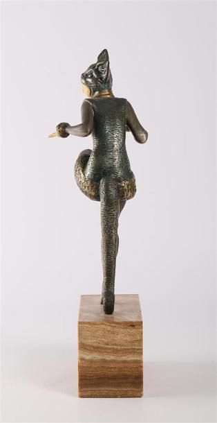 null MOLINS H. (XXème siècle)
La danseuse féline
Sculpture chryséléphantine figurant...