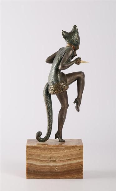 null MOLINS H. (XXème siècle)
La danseuse féline
Sculpture chryséléphantine figurant...