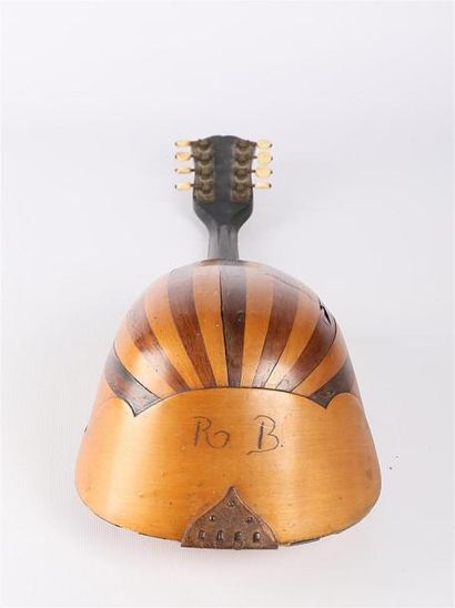null Mandoline à huit cordes en bois de placage, écaille et nacre. Monogramée R.B...