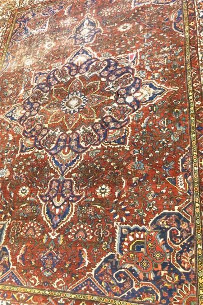 null BAKTIAR Iran vers 1975
Important tapis en laine à décor d'un médaillon central...