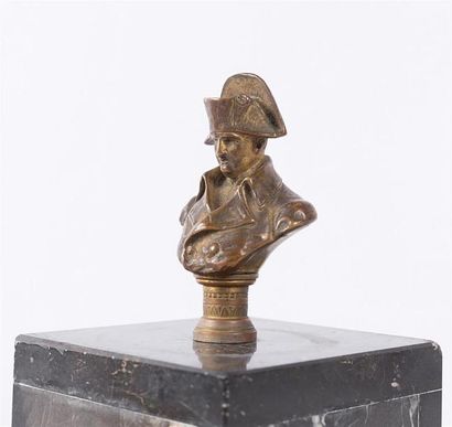 null BETTI Luigi (1879-1941) d'après
Buste de Napoléon
Bronze à patine brune et médaille
Signé...