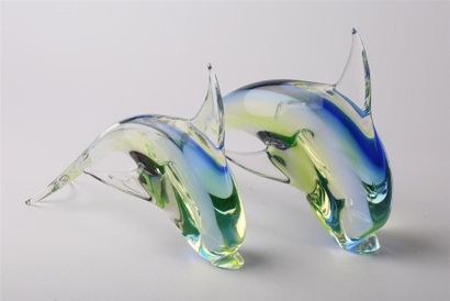 null Deux sujets dauphin de taille différente en verre translucide à reflets vert/jaune/bleu
Dim....