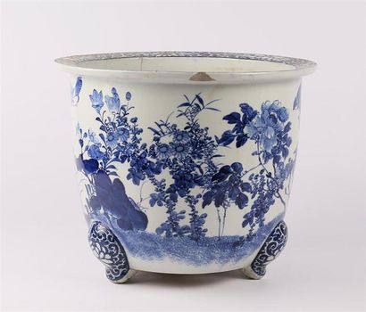 null CHINE
Importante vasque en porcelaine blanche à décor en bleu de pivoines et...