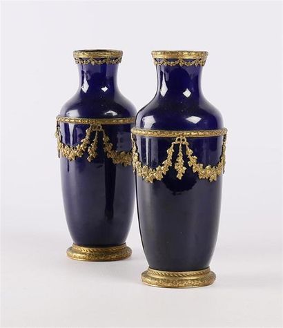 null Paire de vase en porcelaine bleu de forme balustre posant sur un socle en bronze...