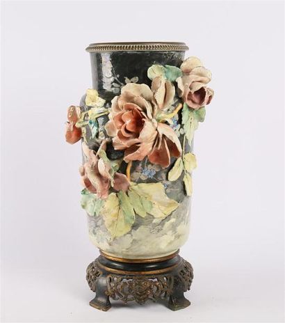 null Vase en barbotine de forme légèrement tronconique, la panse à décor en haut...