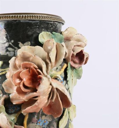 null Vase en barbotine de forme légèrement tronconique, la panse à décor en haut...