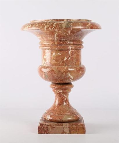 null Vase Médicis en marbre griotte, en deux parties s'emboitant
(usures)
Haut. :...