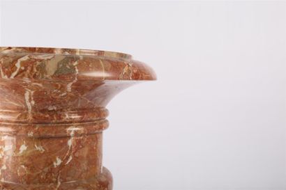 null Vase Médicis en marbre griotte, en deux parties s'emboitant
(usures)
Haut. :...