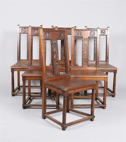 null Suite de six chaises en bois naturel mouluré et sculpté, le dossier droit présente...
