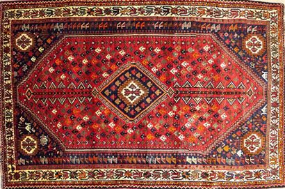 null IRAN - GACHEGHAIE
Tapis en laine à décor d'un médaillon losangique bleu sur...