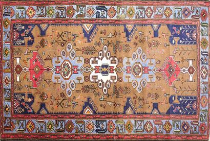 null IRAN - TAROUM
Tapis en laine à décor de médaillons sur un fond castor
205 x...