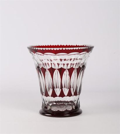 null Vase de forme tulipe en cristal overlay translucide et rouge, la panse à décor...