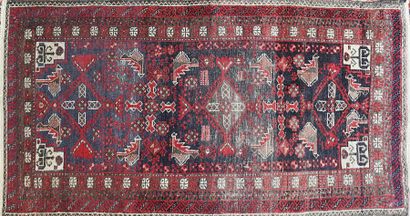 null Tapis en laine à décor de trois médaillons sur fond bleu et rouge
(usures)
136...