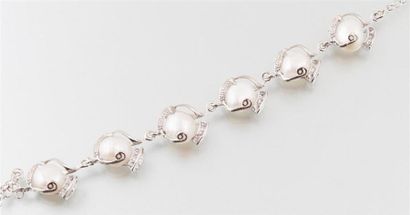 null Bracelets orné de six grosses perles de culture d'eau douce montées sur métal...