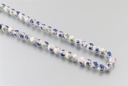 null Bracelet de perles blanches de céramique, chacune ornée d'une fleur bleue et...