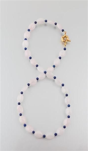null Collier de perles de quartz rose en forme d'olives aplaties intercalées de perlettes...