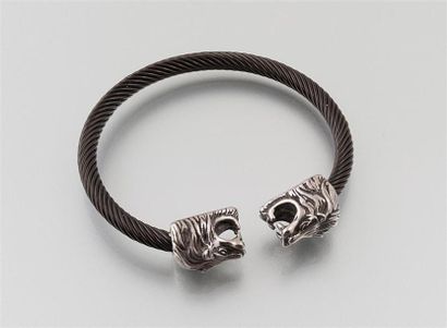 null Bracelet en fils d'acier noir orné à chaque extrémité d'une tête de lion rugissant.
Diam....