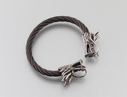 null Bracelet composé d'un filin d'acier gris sombre orné à chaque extrémité d'une...