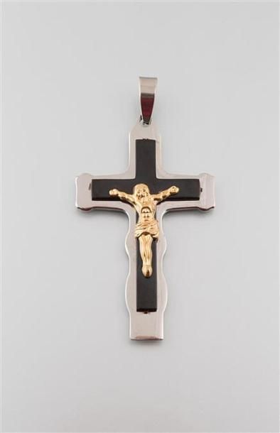 null Importante croix en pendentif. Le Christ en acier doré repose sur sa croix en...