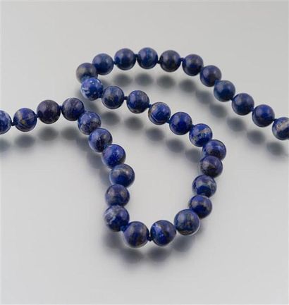 null Collier de perles rondes de lapis lazuli.
Long. : 47 cm