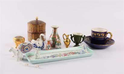 null Lot de miniatures en porcelaine comprenant un vase soliflore de forme balustre,...
