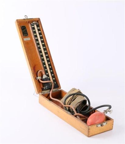 null Tensiomètre de marque Erkameter Sphygmomanometer dans un coffrey en bois, l'abattant...