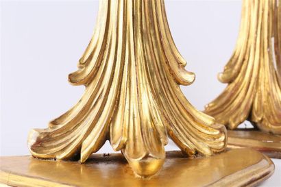 null Paire de consoles d'applique en bois sculpté et doré à décor de feuilles d'acanthe
XXème...