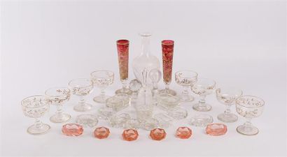 null Lot en verre comprenant une cloche en cristal (Haut. : 11 cm), huit coupes à...