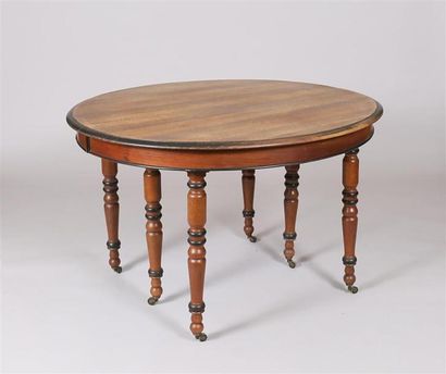 null Table en bois naturel, le plateau de forme ronde, elle repose sur six pieds...
