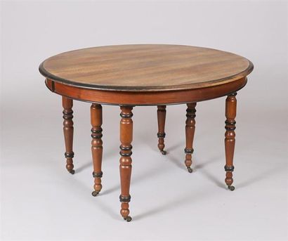 null Table en bois naturel, le plateau de forme ronde, elle repose sur six pieds...