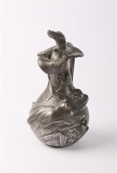 null GARNIER Jean (1853-1931)
Pichet oenochoé en étain à patine bronze à décor d'une...
