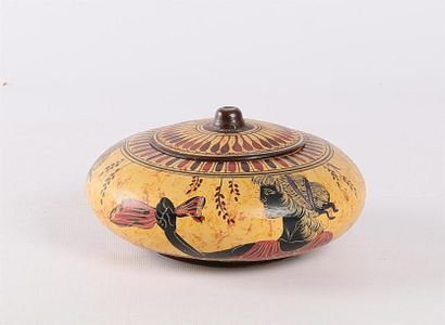 null Pot couvert en terre cuite peinte de forme aplatie à décor polychrome à l'antique...
