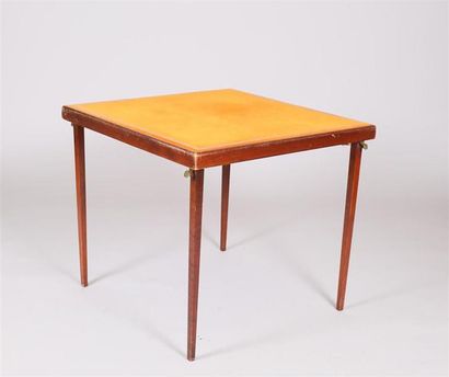 null Table à jeux en bois teinté à l'imitation de l'acajou, le plateau carré repose...