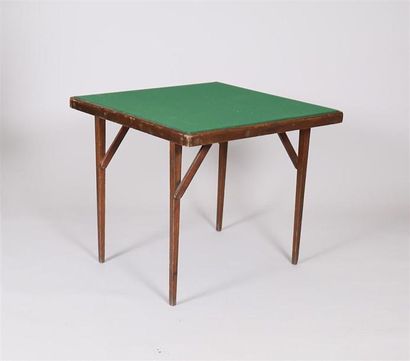 null Table à jeux en bois naturel, le plateau carré repose sur quatre pieds rétractables...