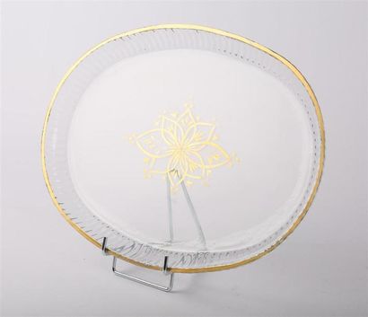null Plat de forme ovale en verre moulé à décor à rehauts doré en son centre d'une...