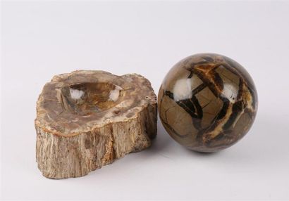null Cendrier en bois fossilisé et une boule en marbre
Dim. cendrier : 6,5 x 17 x...