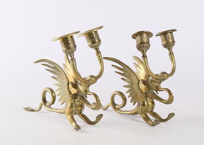 null Deux bouts de table en bronze figurant des dragons ailés du bec desquels s'élancent...