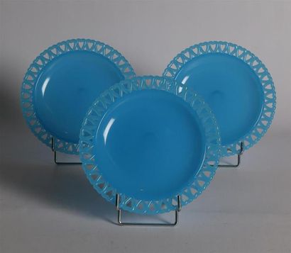 null Trois assiettes en opaline bleu, la bordure ajourée d'une frise de motifs cordiformes
Diam....