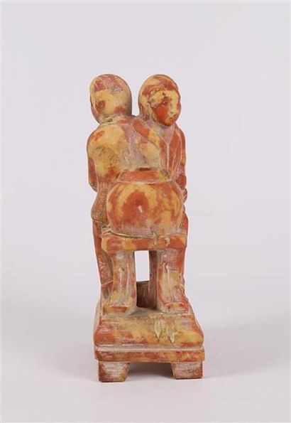 null Sculpture en pierre dure figurant un couple sur un banc tenant deux jarres
XXème...