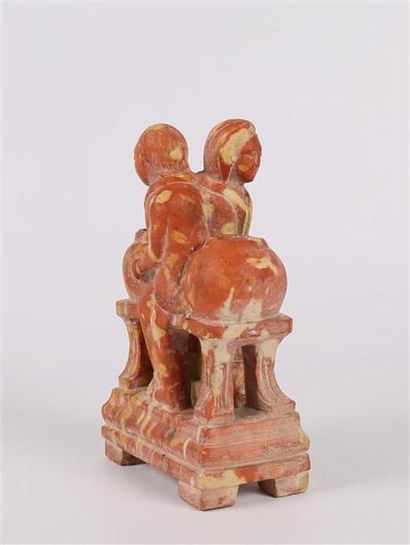 null Sculpture en pierre dure figurant un couple sur un banc tenant deux jarres
XXème...
