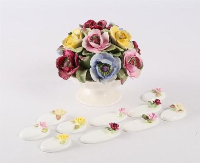 null Lot en porcelaine anglaise comprenant un panier à décor de fleurs simulées (Haut....