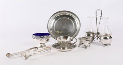 null Lot en métal argenté comprenant une tasse et sa sous tasse à décor de cartouches,...