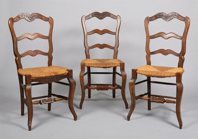 null Trois chaises en bois naturel mouluré et sculpté, le dossier mouvementé présente...