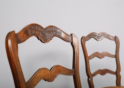 null Trois chaises en bois naturel mouluré et sculpté, le dossier mouvementé présente...