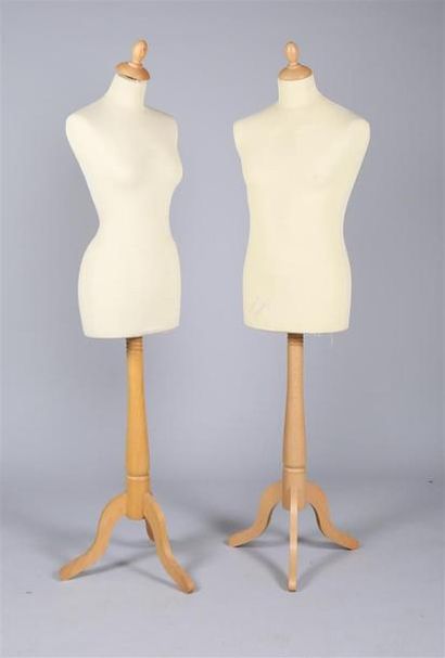 null Deux mannequins en bois et polystyrène recouvert de tissu reposant sur un piètement...