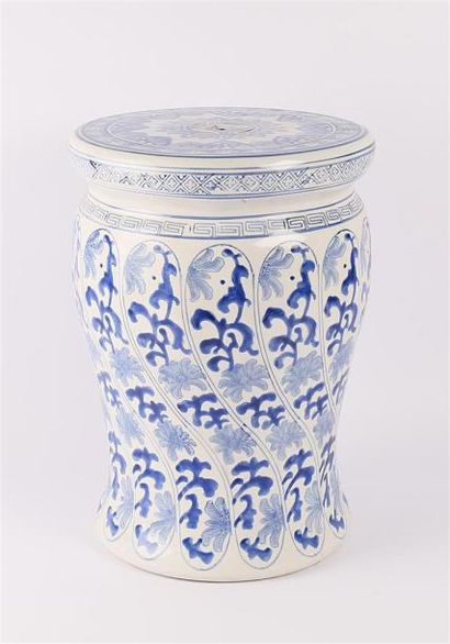 null ASIE
Tabouret en porcelaine blanc/bleu, l'assise ronde à décor de motifs géométriques...