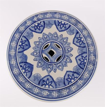 null ASIE
Tabouret en porcelaine blanc/bleu, l'assise ronde à décor de motifs géométriques...