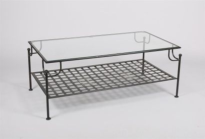 null Table basse en fer forgé de forme rectangulaire, elle repose sur quatre montants...